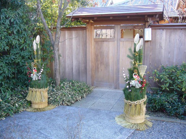 1024px-Pair_gate_with_pine_branches_for_the_New_Year,kadomatsu,katori-city,japan